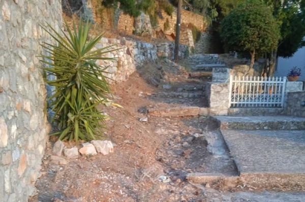 Κακοτράχαλος και ακάθαρτος ο δρόμος της πίσω πλευράς του Β' Δημοτικού Σχολείου Ύδρας