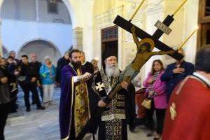 Στην Ακολουθία  των Αγίων Παθών χοροστάτησε ο Μητροπολίτης Ύδρας κ. ΕΦΡΑΙΜ στον Ιερό Καθεδρικό Ναό