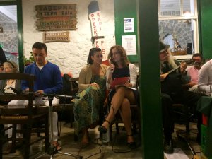 Στιγμές κεφιού στη συναυλία με τα ρεμπέτικα τραγούδια