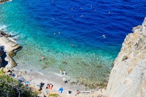 Απαγορεύεται η υποβρύχια αλιεία, η κολύμβηση και η χρήση θαλάσσιων μέσων αναψυχής