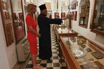Η Βουλευτής Κυκλάδων Αικ. Μονογυιού ξεναγήθηκε στο Εκκλησιαστικό Μουσείο από τον Γ.Α.Ε. πρωτ. Ακίνδυνο Δαρδανό