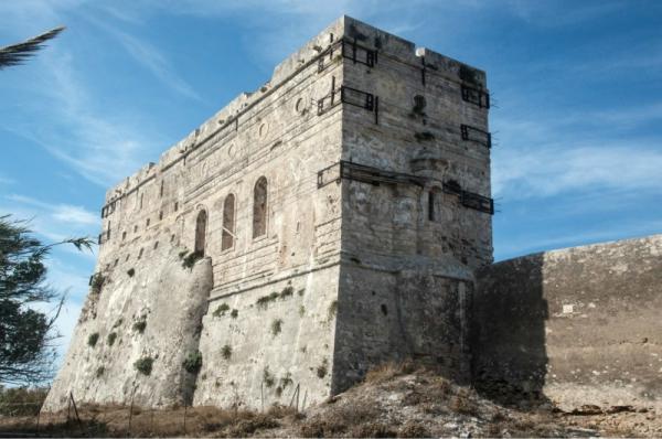 Έκθεση στο Μουσείο Μπενάκη: «Ο Τελευταίος Μοναχός των Στροφάδων» σε αρχιτεκτονικό σχεδιασμό του Αλέξη Βερούκα