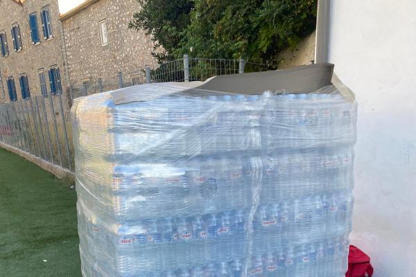 Χορηγία εμφιαλωμένων μπουκαλιών με νερό από την Ζωή Πούλου για τον Αθλητικό Όμιλο Ύδρας