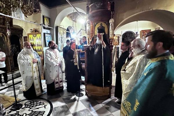 Προεξάρχοντος του Μητροπολίτη Ύδρας κ. ΕΦΡΑΙΜ τελέστηκε ο Μ. Πανηγυρικός Εσπερινός στην εορτάζουσα Μονή των Αγ. Αναργύρων Ερμιόνης