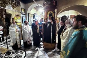 Προεξάρχοντος του Μητροπολίτη Ύδρας κ. ΕΦΡΑΙΜ τελέστηκε ο Μ. Πανηγυρικός Εσπερινός στην εορτάζουσα Μονή των Αγ. Αναργύρων Ερμιόνης