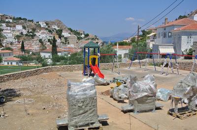 Με σύγχρονες κούνιες και παιχνιδοκατασκευές εξοπλίζεται η νέα παιδική χαρά της Ύδρας