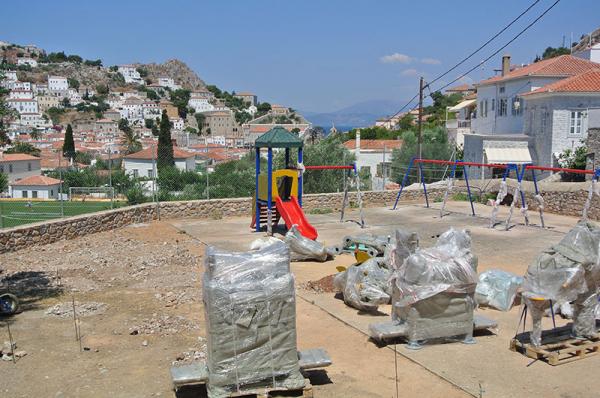 Με σύγχρονες κούνιες και παιχνιδοκατασκευές εξοπλίζεται η νέα παιδική χαρά της Ύδρας