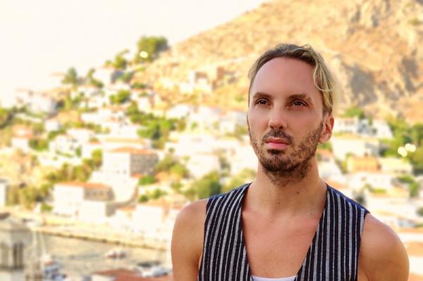 Ο Ιωάννης Μελισσανίδης μιλά στην Ελένη Χριστοδούλου για την Ύδρα και την εκδήλωση "Μπολιβάρ"