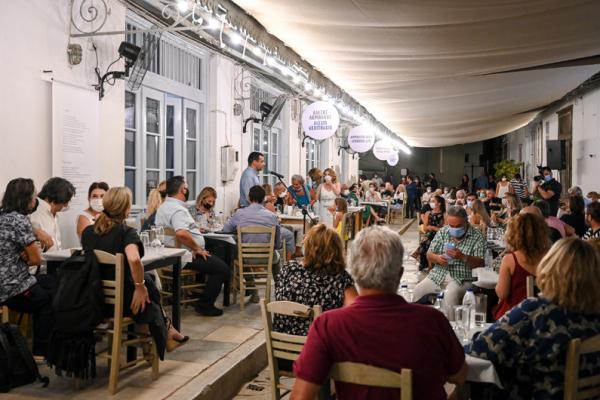 Πραγματοποιήθηκαν τα εγκαίνια της έκθεσης "Κληρονόμος Πουλιών" στην παλιά δημοτική αγορά της Ύδρας