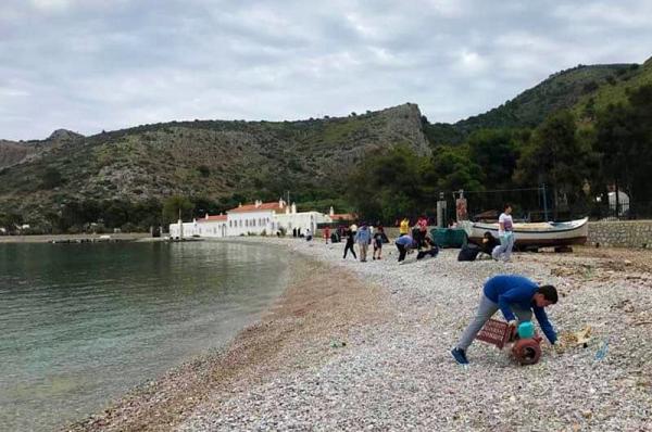 Έγινε καθαρισμός των ακτών της Ύδρας σε συνεργασία με το "Δίκτυο Μεσόγειος SOS"