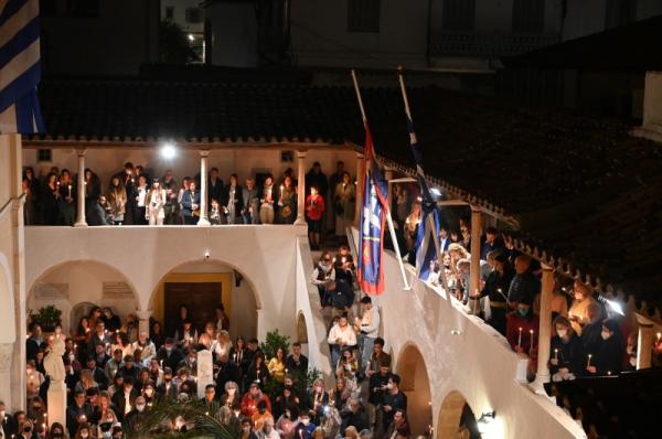 Απίστευτο!   Με μεσίστιες σημαίες υποδέχτηκε το Άγιο Φως και την Ανάσταση ο Δήμος Ύδρας