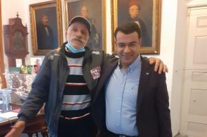 Θερμός αποχαιρετισμός  από τον Δήμαρχο Γιώργο Κουκουδάκη στον Ηλία Άκληρο που συνταξιοδοτήθηκε