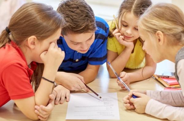 Το γράψιμο  με το χέρι, και όχι με το πληκτρολόγιο, κάνει τα παιδιά εξυπνότερα, υποστηρίζουν Νορβηγοί επιστήμονες