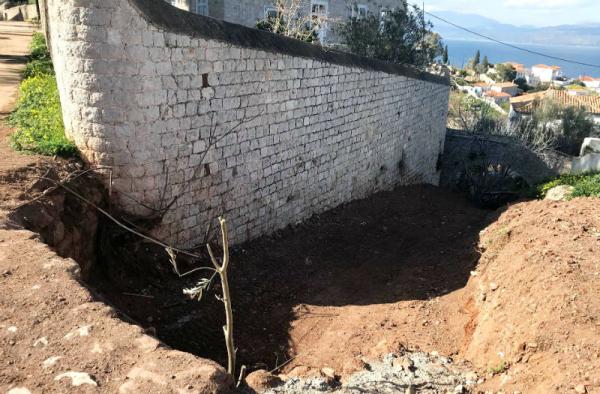 Χωματουργικές εργασίες και καθαρισμός ρέματος στην Ανάληψη