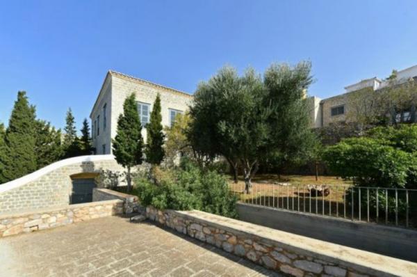 Πωλείται το αρχοντικό του Ανδρέα Μιαούλη. Τι ζητά από το Υπουργείο Πολιτισμού ο Δήμαρχος Ύδρας