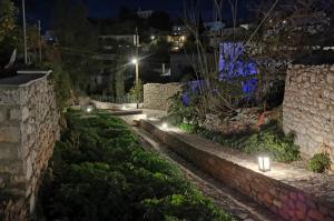 Βανδαλισμοί   σε φωτιστικά επίγεια σώματα στο ρέμα του Καμινιού