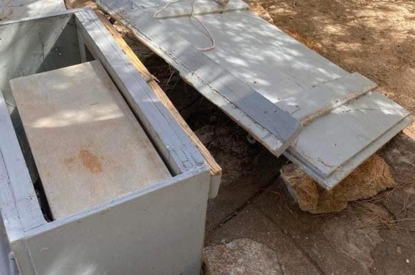 Ασυνείδητοι έσπασαν  το καπάκι της ταΐστρας για τις αδέσποτες γάτες και άρπαξαν την ξηρά τροφή!