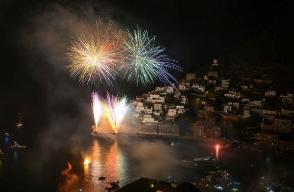Νύχτα τιμής, δόξας και λάμψης στα Μιαούλεια
