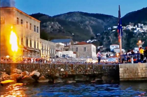 Πλήθος κόσμου  στο παραδοσιακό έθιμο της καύσης του Ιούδα (Γιούδα) στην Ύδρα