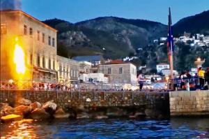 Πλήθος κόσμου  στο παραδοσιακό έθιμο της καύσης του Ιούδα (Γιούδα) στην Ύδρα