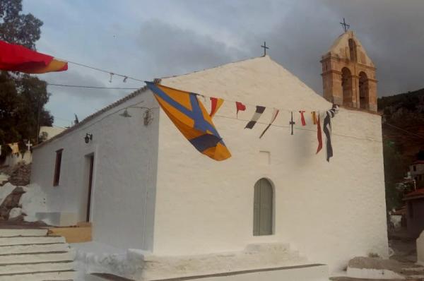 Γιόρτασε με κατάνυξη η εκκλησία του Ταξιάρχη δίπλα στο Α΄Δημοτικό Σχολείο Ύδρας