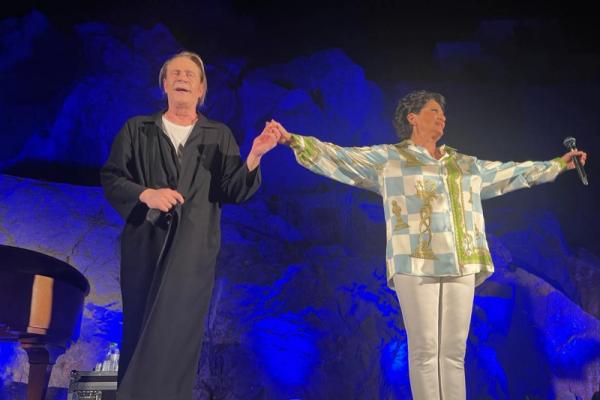 Ο Στέφανος Κορκολής και η Άλκηστη Πρωτοψάλτη μας ταξίδεψαν ποιητικά στο ΙΑΜΥ, με τις μαγευτικές μελωδίες και τις συγκινητικές ερμηνείες τους