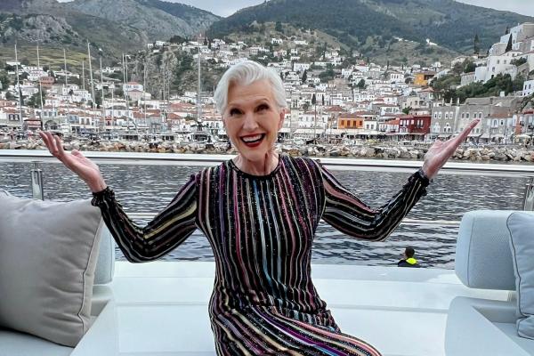 Μαγεύτηκε   από την Ύδρα η μητέρα του Elon Musk - Οι φωτογραφίες της, το επιβεβαιώνουν