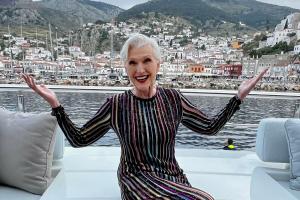 Μαγεύτηκε   από την Ύδρα η μητέρα του Elon Musk - Οι φωτογραφίες της, το επιβεβαιώνουν