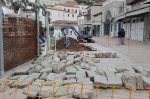 Εκτελούνται εργασίες στο πλακόστρωτο της παραλίας για την αντιμετώπιση των καθιζήσεων