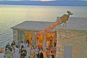 Η KIKI SMITH προσέλκυσε εκατοντάδες φιλότεχνους στα εγκαίνια της έκθεσης "Memory" στην Ύδρα