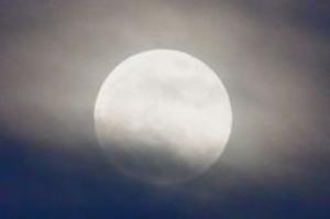 Πανσέληνος και έκλειψη παρασκιάς Σελήνης τη Δευτέρα