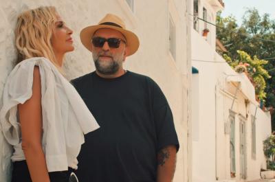 «Κι Όμως  Δεν Τελειώνει» - Γυρισμένο στην Ύδρα το υπέροχο Music video με την Άννα Βίσση και τον Μπάμπη Στόκα