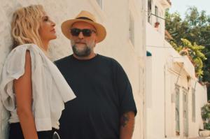 «Κι Όμως  Δεν Τελειώνει» - Γυρισμένο στην Ύδρα το υπέροχο Music video με την Άννα Βίσση και τον Μπάμπη Στόκα