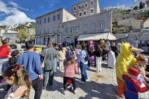 Χαμόγελα   και αποκριάτικο κέφι στο λιμάνι της Ύδρας