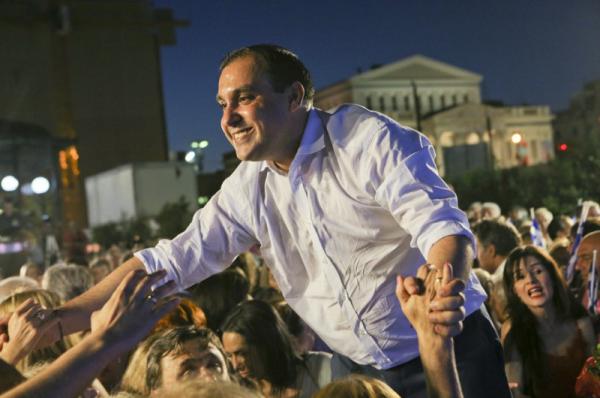 O Κώστας Κατσαφάδος σε μια μεγαλειώδη συγκέντρωση στον Πειραιά