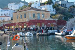 Ο Αγιασμός των υδάτων στο Καμίνι της Ύδρας