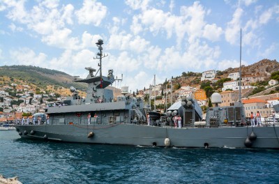 Μιαούλεια 2016. Τιμητική άφιξη πολεμικού πλοίου στο λιμάνι της Ύδρας