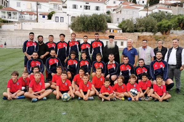 Χορηγία Αλέξη Βερούκα με αθλητικό υλικό στον Α.Ο.Υ