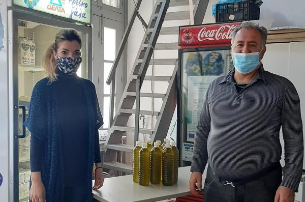 Η Αντιδήμαρχος Μαίρη Κάτσικα ευχαριστεί τον Χρήστο Ντούσκο για την προσφορά του στο Κοινωνικό Παντοπωλείο