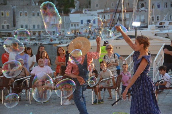 Tεράστιες σαπουνόφουσκες σκόρπισαν παιδικά χαμόγελα