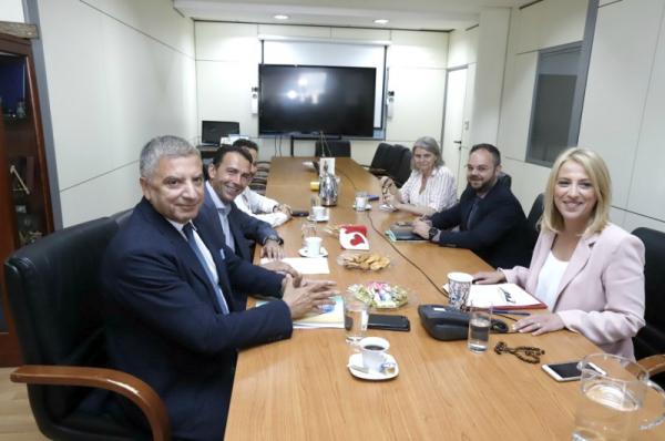 Συνάντηση του νέου Περιφερειάρχη Αττικής Γ. Πατούλη με την απερχόμενη Περιφερειάρχη Ρ. Δούρου