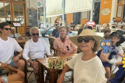 Η Αν Χαθαγουέι στην Ύδρα: Ένα Αστέρι του Χόλιγουντ Ανάμεσα σε Διάσημους Φίλους