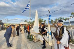 Στεφάνι   στο Μνημείο της Ναυμαχίας της Μεθώνης κατέθεσε ο Δήμαρχος Ύδρας Γιώργος Κουκουδάκης