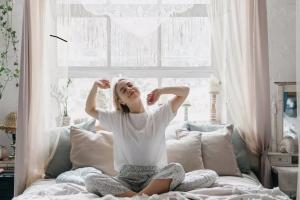 Τι να κάνετε και τι όχι, μόλις ξυπνήσετε το πρωί για να έχετε ένα μυαλό πάντα νεανικό