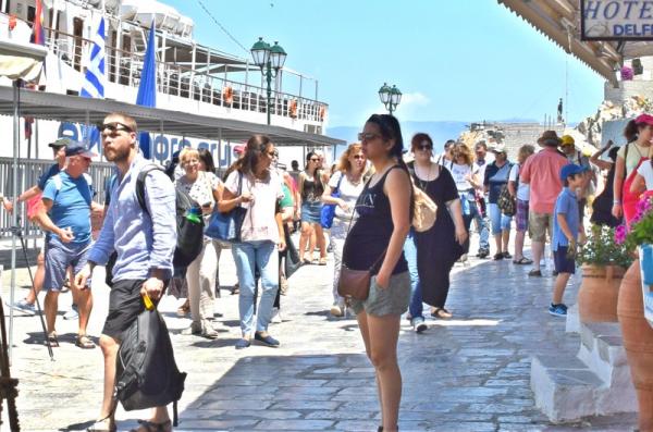 Μείωση στη μέση διάρκεια παραμονής των τουριστών ανά επίσκεψη στις Περιφέρειες