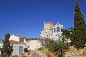 Ο Μητροπολίτης Ύδρας  κ. ΕΦΡΑΙΜ στην εορτάζουσα Ι. Μονή της Αγίας Ματρώνας