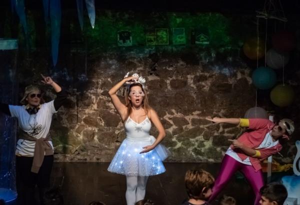 Έρχεται στην Ύδρα η "Χιονονιφάδα" του Χρήστου Δασκαλάκη για δυο παραστάσεις