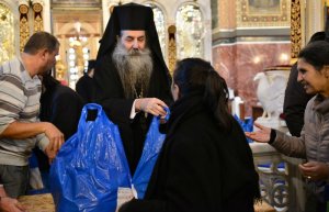 5000 και άνω, δέματα αγάπης από τον Μητροπολίτη Πειραιά κ. Σεραφείμ