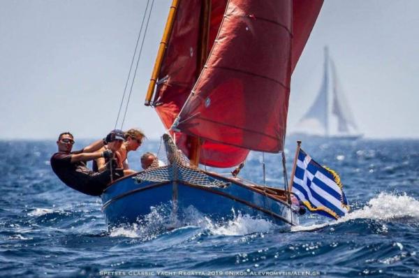 Η καπετάνισσα Αντιγόνη Βαμβακά και η λέμβος "Φρόσω" έλαβαν τη δεύτερη θέση στη Reggata των Σπετσών