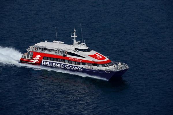 Απίστευτη ταλαιπωρία  για τους επιβάτες λόγω της μηχανικής βλάβης του Flying Cat 5 (VIDEO)